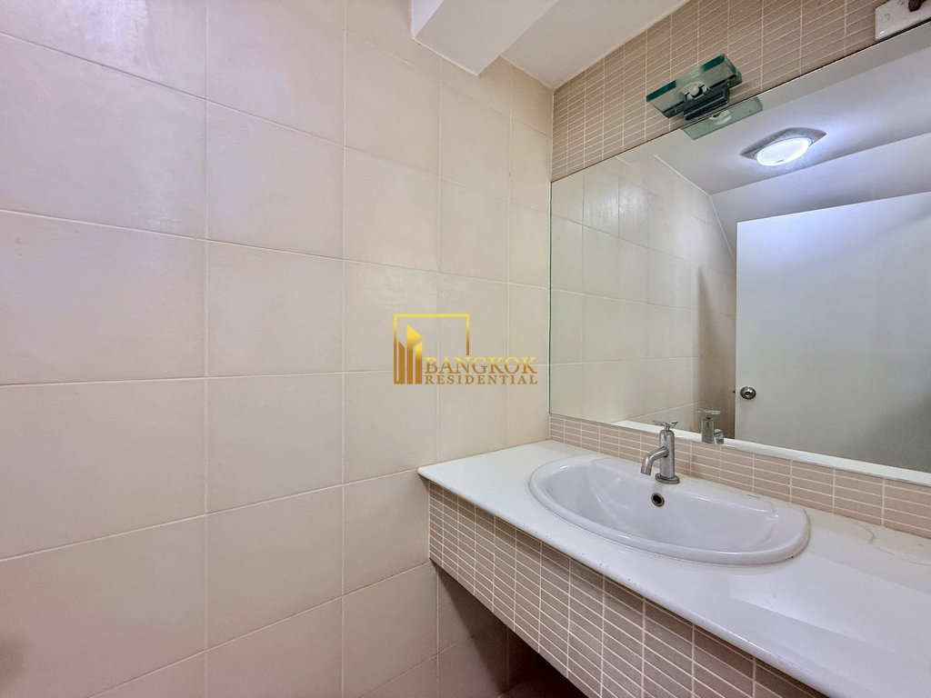 รูป Very Spacious 4 Bedroom House For Rent in Ekkamai Area - BR8448SH - รูปที่ 12/39