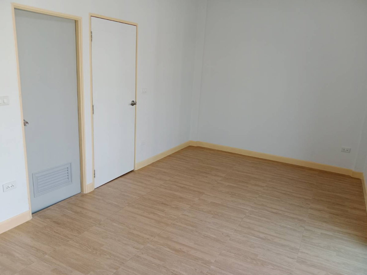 รูป 🏡 ทาวน์โฮม 4 ห้องนอน สมุทรสาคร รีโนเวทใหม่ จอดรถ 2 คัน | ดี พลัส - รูปที่ 11/18
