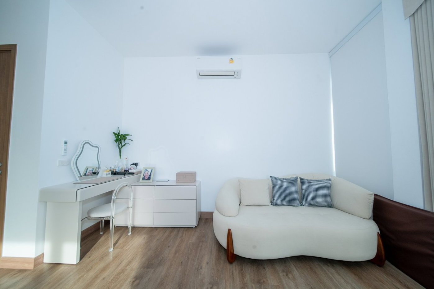 รูป เพียง 200 เมตรจากปากซอย ! บ้านใหม่ หลังมุม 84 ตร.วา ! ขายบ้านเดี่ยวหรู 3 ชั้นพร้อมลิฟต์พรีเมียม ย่านพระราม 9 ซอย 55 ! 4 นอน 5 น้ำ 4 จอด พร้อมห้องแม่บ้าน !ใกล้เดอะไนท์ , รพ.สมิตติเวช และโรงเรียนนานาชาติ ไบร์ตัน ,เวลลิงตัน ! ด่วนมาก - รูปที่ 11/18