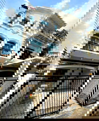 เช่าทาวน์โฮม กรุงเทพมหานคร : เช่าทาวน์โฮม 3 ชั้น ม. บ้านกลางเมือง สวิสทาวน์ สวย ทำเลดี สนใจแอตไลน์ครับ@841qqlnr