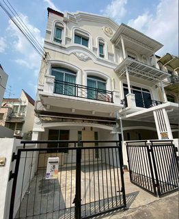รูปภาพ 3-story townhome for rent in Baan Klang Muang Swiss Town. Beautiful unit in a great location. Interested? Add me on Line: @841qqlnr