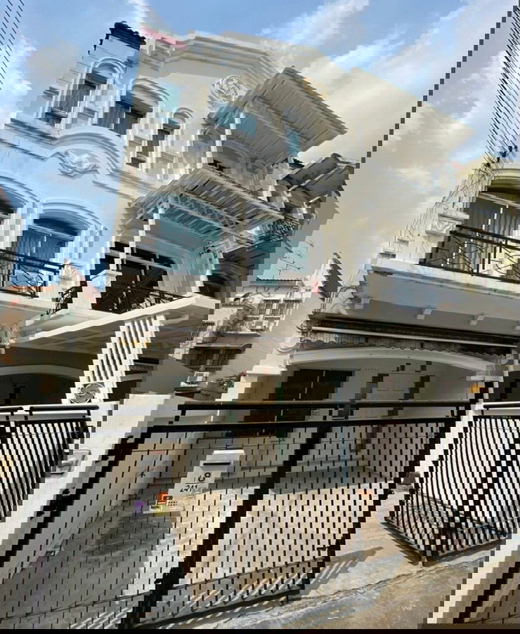 รูป เช่าทาวน์โฮม 3 ชั้น ม. บ้านกลางเมือง สวิสทาวน์ สวย ทำเลดี สนใจแอตไลน์ครับ@841qqlnr - รูปที่ 1/22