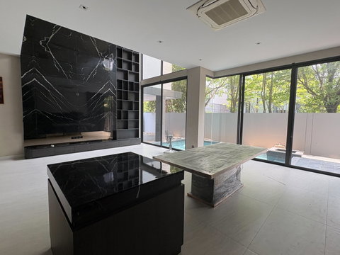 Corner unit directly opposite the clubhouse – best location in the project! For sale: 3.5-storey house with private swimming pool and lift at ARTALE Asoke–Rama 9 by Ananda Development.Usable area 546 sq.m., featuring 6 bedrooms, 4 bathrooms, and parking f
