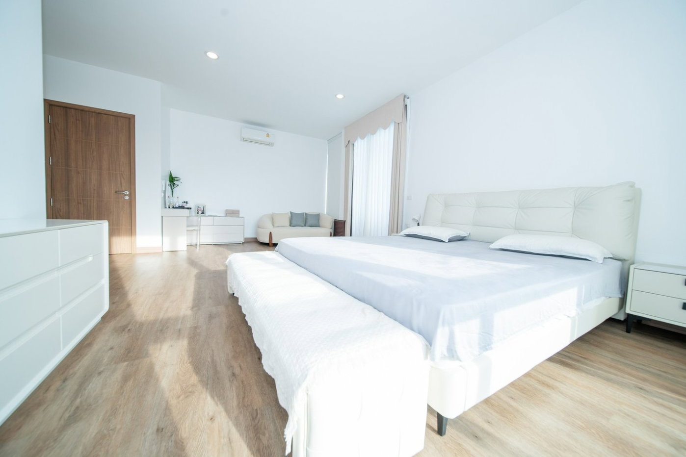 รูป เพียง 200 เมตรจากปากซอย ! บ้านใหม่ หลังมุม 84 ตร.วา ! ขายบ้านเดี่ยวหรู 3 ชั้นพร้อมลิฟต์พรีเมียม ย่านพระราม 9 ซอย 55 ! 4 นอน 5 น้ำ 4 จอด พร้อมห้องแม่บ้าน !ใกล้เดอะไนท์ , รพ.สมิตติเวช และโรงเรียนนานาชาติ ไบร์ตัน ,เวลลิงตัน ! ด่วนมาก - รูปที่ 10/18