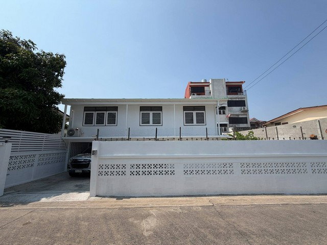 รูป HR3404บ้านเดี่ยวรีโนเวตใหม่ สวยกริ๊บ ให้เช่า ซอยวชิรธรรมสาธิต 57 บ้านกว้าง สงบ เป็นส่วนตัว เลี้ยงน้องหมา-น้องแมวได้ Pet Friendly - รูปที่ 1/7