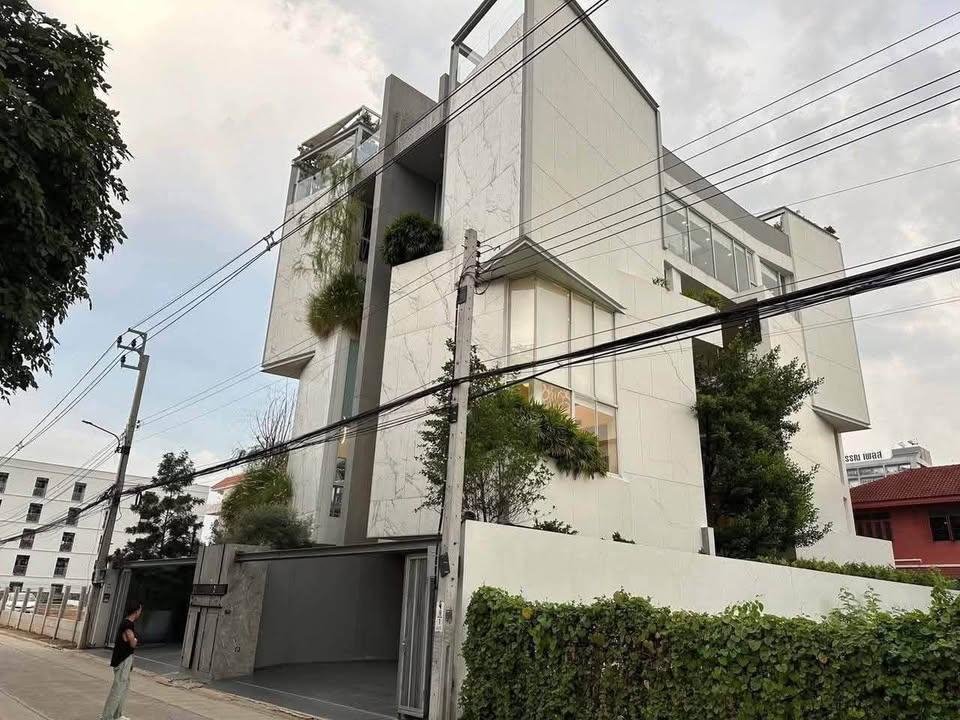picture LTHC15039- 🏡💦 Luxury House for Rent | Lat Phrao | Private Pool Living for Family Comfort | Near BTS Ha Yaek Lat Phrao | 350,000 THB/Month - 4/6