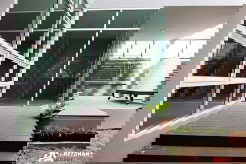 3-story detached house with 3 bedrooms for rent in prime Thonglor, Sukhumvit 49, near Samitivej Hospital. Suitable for both residence and home office.