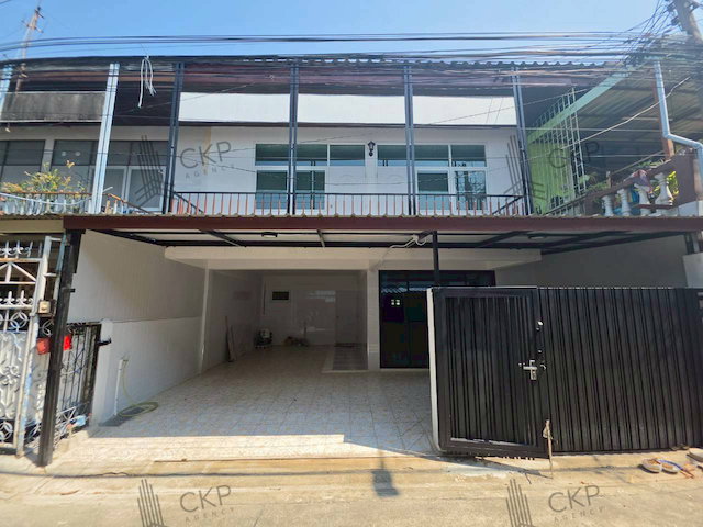 รูป ขาย ทาวน์เฮาส์รีโนเวทใหม่พร้อมอยู่ในซอยรัชดา 32 บนทำเลใจกลางเมือง เดินทางสะดวกใกล้ถนนรัชดาภิเษก ลาดพร้าว และ MRT ภาวนา | รหัส 93353 - รูปที่ 2/22