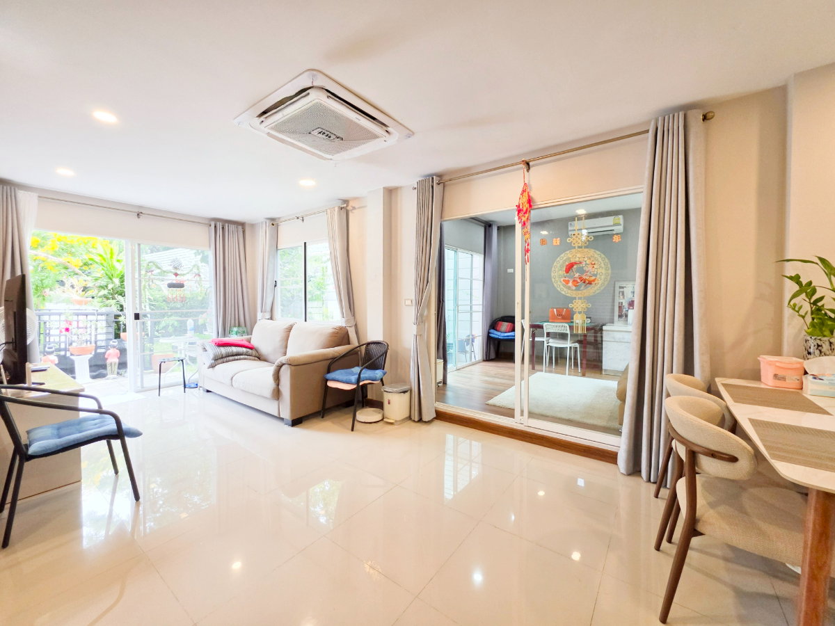 รูป บ้านเดี่ยว หลังมุม พื้นที่กว้าง หมู่บ้าน เซนโทร วัชรพล เปลี่ยนพื้นชั้น 2 ใหม่ทั้งหมด ต่อเติมห้องด้านข้าง พร้อมพื้นที่สวน และพื้นที่ชมวิว - รูปที่ 5/27
