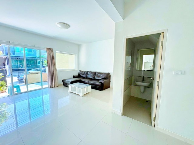 รูป ใกล้ เอแบคบางนา 900 ม. ทาวน์เฮ้าส์ 2 ชั้น 2 นอน 3 น้ำดีไซน์สไตล์โมเดริน์ 18 ตร.วา. 145 ตร.ม. พร้อมสวนส่วนตัว เฟอร์ฯบิ้วอินครบ - รูปที่ 3/8