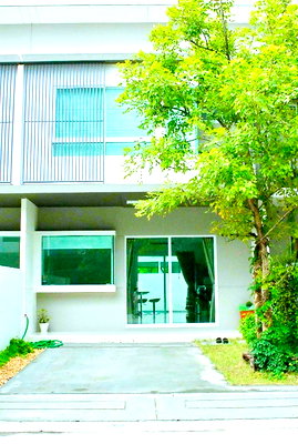 เช่าทาวน์โฮม วิทยาลัยรัชต์ภาคย์เทคโนโลยีและการจัดการ : พร้อมสวนส่วนตัว เฟอร์ฯบิ้วอินครบ ใกล้ เอแบคบางนา 900 ม. ทาวน์เฮ้าส์ 2 ชั้น 2 นอน 3 น้ำดีไซน์สไตล์โมเดริน์ 18 ตร.วา. 145 ตร.ม.