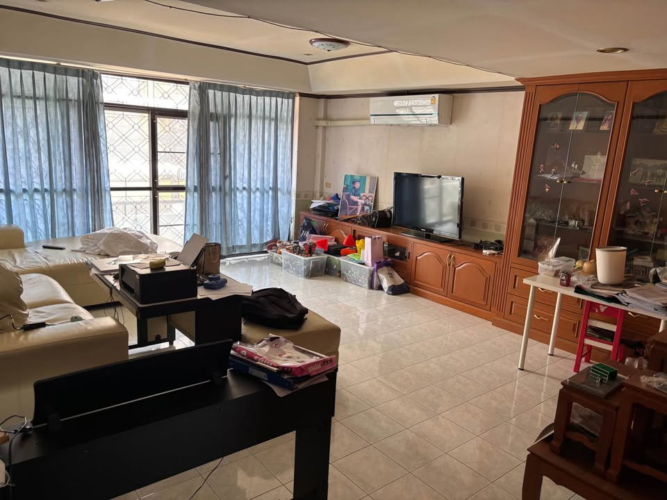 รูป ขายด่วนต่ำกว่าราคาประเมิน ประหยัดไปล้านกว่า โฮมออฟฟิศ 4 ชั้น ขนาด 19.2 ตรว.  - รูปที่ 1/6