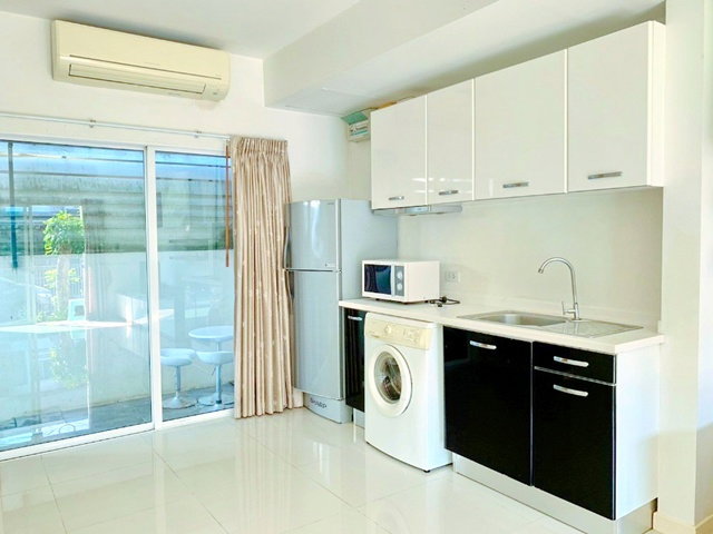 รูป พร้อมสวนส่วนตัว เฟอร์ฯบิ้วอินครบ ใกล้ เอแบคบางนา 900 ม. ทาวน์เฮ้าส์ 2 ชั้น 2 นอน 3 น้ำดีไซน์สไตล์โมเดริน์ 18 ตร.วา. 145 ตร.ม. - รูปที่ 6/8