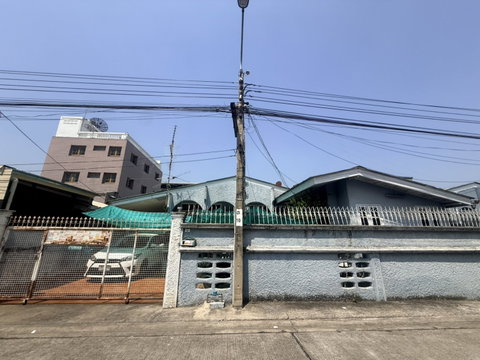 ingle Detached House for Sale with Land 49 sq.wah | Suphawan 2 Project