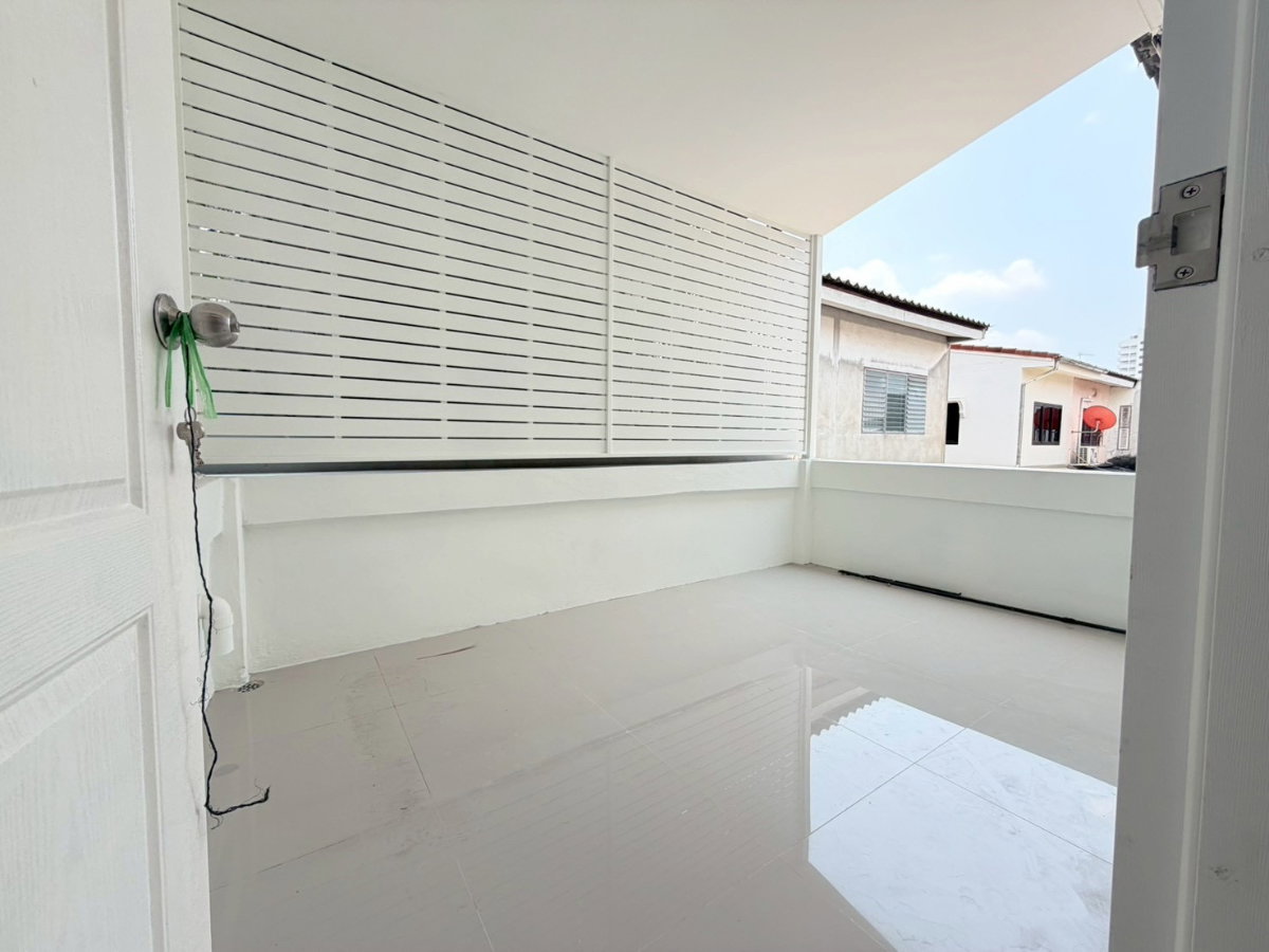 รูป ขายทาวน์เฮ้าส์ 2 ชั้น รีโนเวทใหม่ พร้อมอยู่ หมู่บ้านสวนทองวิลล่า 3 | ซอยรามอินทรา 40 แยก 8 (นวลจันทร์ บึงกุ่ม)  - รูปที่ 9/12