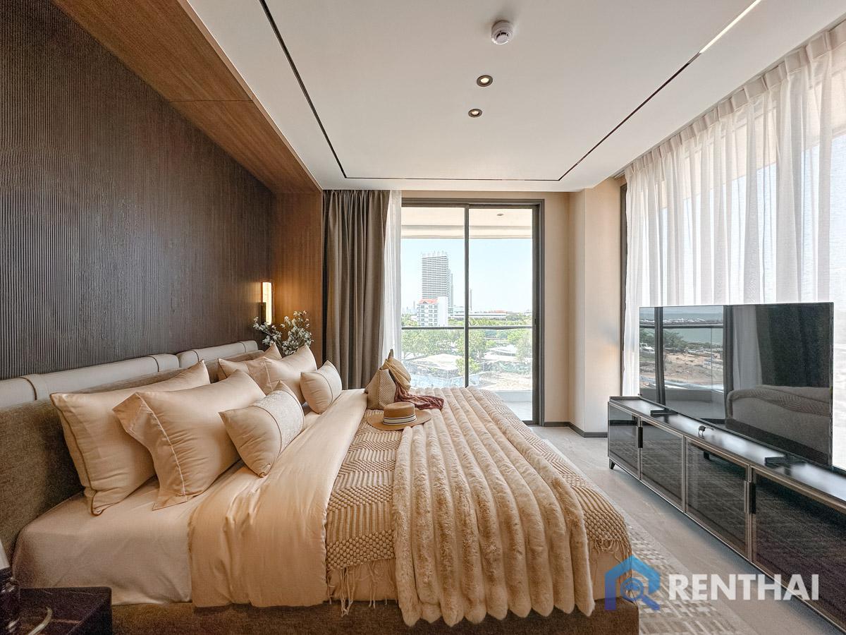 picture Exclusive Luxury Living in private Beachfront condo Pattaya. - 8/25
