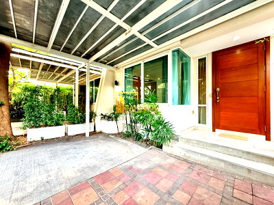 เช่าบ้านเดี่ยว โรงเรียนเซนต์แอนดรูส์อินเตอร์เนชันแนล กรุงเทพ : Very Spacious 4 Bedroom House For Rent in Ekkamai Area - BR8448SH