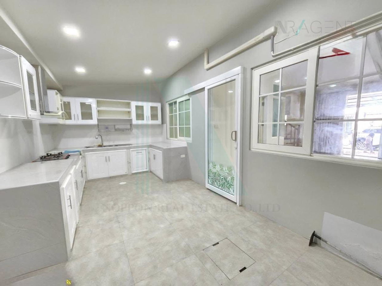 รูป 📌 ขายทาวน์โฮม โครงการ โกลเด้น ทาวน์ เกษตร - นวมินทร์ 3 ชั้น 5 ห้องนอน 4 ห้องน้ำ - รูปที่ 3/8