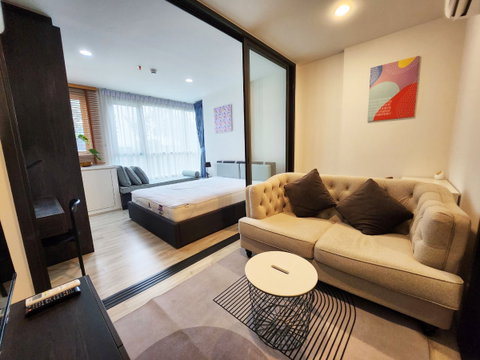 Room for rent at XT Huaikhwang (75 meters from MRT Huai Khwang station).
