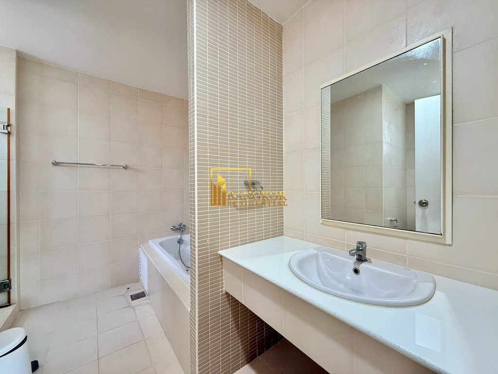 รูป Very Spacious 4 Bedroom House For Rent in Ekkamai Area - BR8448SH - รูปที่ 20/39