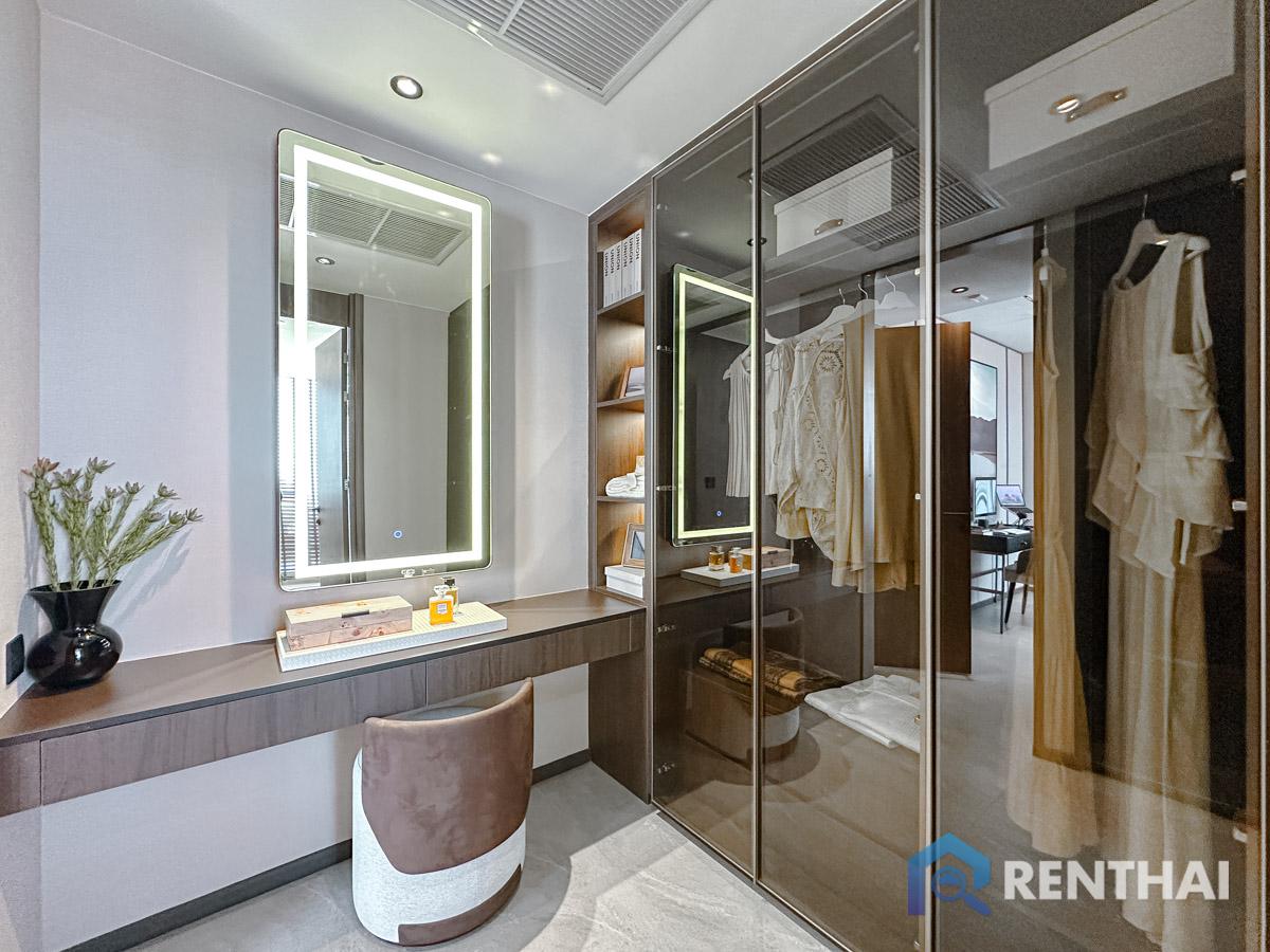 picture Exclusive Luxury Living in private Beachfront condo Pattaya. - 12/25