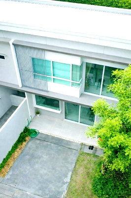 เช่าทาวน์โฮม ม.อัสสัมชัญ บางนา : ใกล้ เอแบคบางนา 900 ม. ทาวน์เฮ้าส์ 2 ชั้น 2 นอน 3 น้ำดีไซน์สไตล์โมเดริน์ 18 ตร.วา. 145 ตร.ม. พร้อมสวนส่วนตัว เฟอร์ฯบิ้วอินครบ