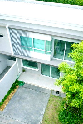 เช่าทาวน์โฮม ม.อัสสัมชัญ บางนา : ใกล้ เอแบคบางนา 900 ม. ทาวน์เฮ้าส์ 2 ชั้น 2 นอน 3 น้ำดีไซน์สไตล์โมเดริน์ 18 ตร.วา. 145 ตร.ม. พร้อมสวนส่วนตัว เฟอร์ฯบิ้วอินครบ