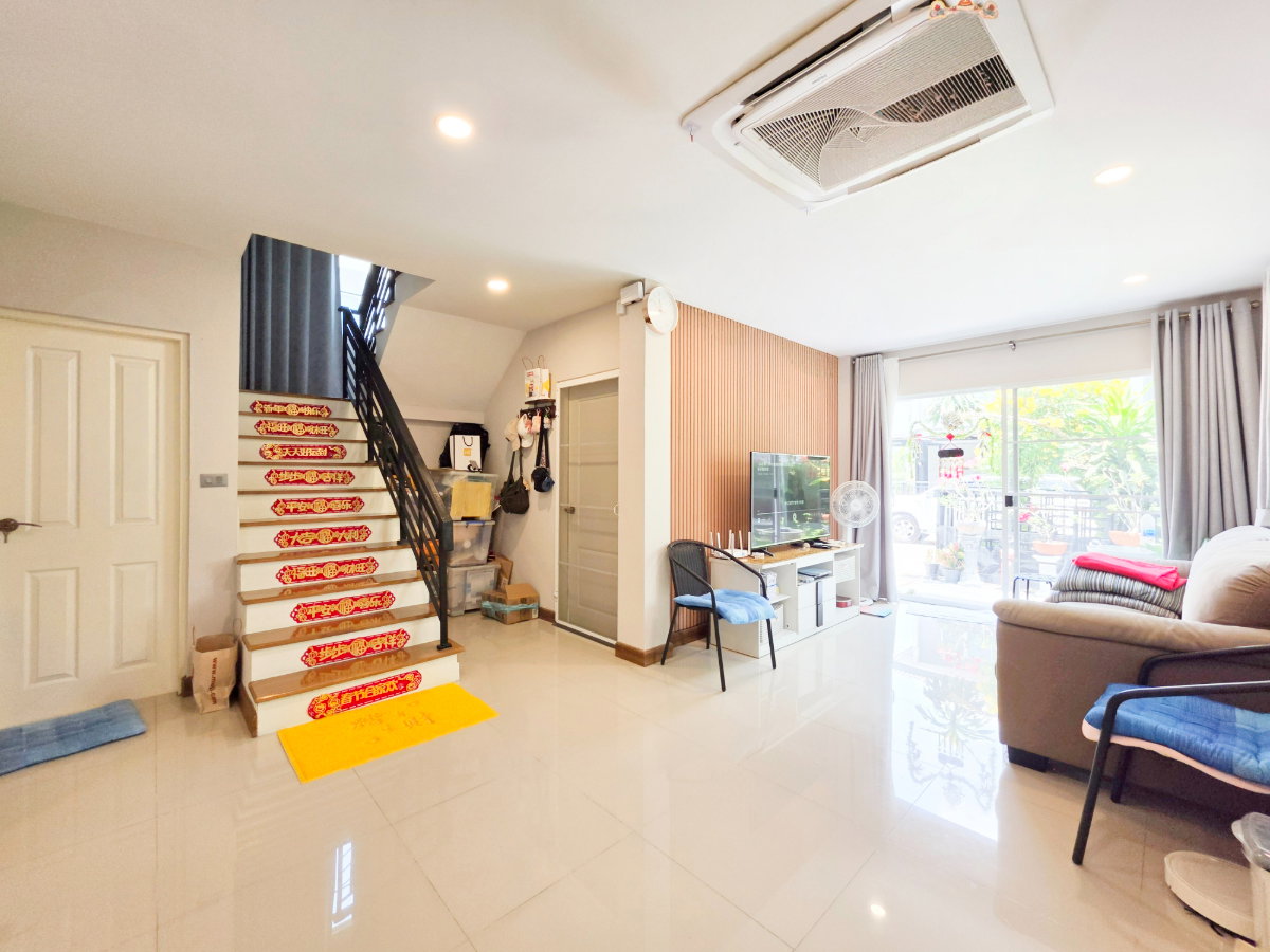 รูป บ้านเดี่ยว หลังมุม พื้นที่กว้าง หมู่บ้าน เซนโทร วัชรพล เปลี่ยนพื้นชั้น 2 ใหม่ทั้งหมด ต่อเติมห้องด้านข้าง พร้อมพื้นที่สวน และพื้นที่ชมวิว - รูปที่ 12/27