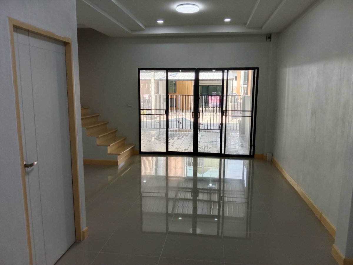 รูป 🏡 ทาวน์โฮม 4 ห้องนอน สมุทรสาคร รีโนเวทใหม่ จอดรถ 2 คัน | ดี พลัส - รูปที่ 3/18