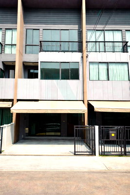 ทาวน์โฮม โรงเรียนนานาชาติร่วมฤดี วิทยาเขตอนุบาล : ขายทาวน์โฮม โครงการ บ้านกลางเมือง วัชรพล 3 ชั้น 3 ห้องนอน 3 ห้องน้ำ