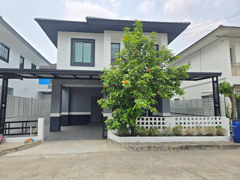 ลดราคา..บ้านแฝดสไตล์บ้านเดี่ยว  รีโนเวทใหม่ หมู่บ้าน พร้อมพัฒน์1 ปัญญาอินทรา คลองสามวา ใกล้ซาฟารีเวิลด์ รถไฟฟ้า