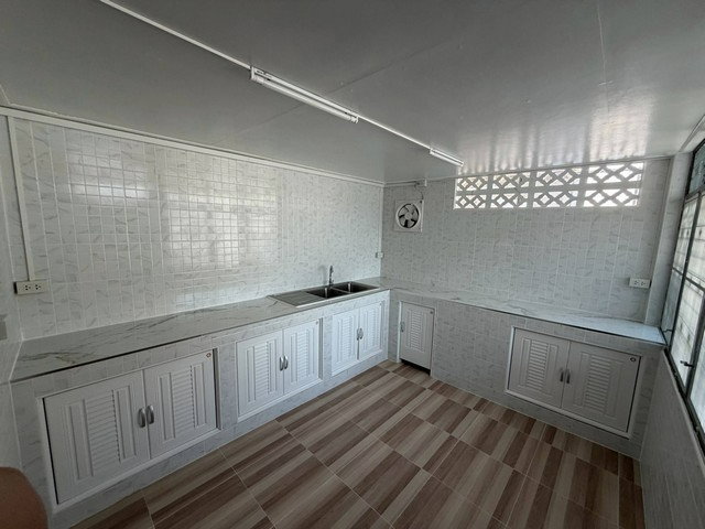 รูป HR3404บ้านเดี่ยวรีโนเวตใหม่ สวยกริ๊บ ให้เช่า ซอยวชิรธรรมสาธิต 57 บ้านกว้าง สงบ เป็นส่วนตัว เลี้ยงน้องหมา-น้องแมวได้ Pet Friendly - รูปที่ 2/7