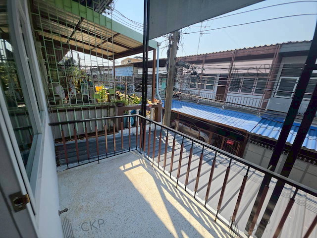 รูป ขาย ทาวน์เฮาส์รีโนเวทใหม่พร้อมอยู่ในซอยรัชดา 32 บนทำเลใจกลางเมือง เดินทางสะดวกใกล้ถนนรัชดาภิเษก ลาดพร้าว และ MRT ภาวนา | รหัส 93353 - รูปที่ 17/22