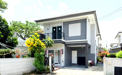 ขายบ้านเดี่ยว : บ้านเดี่ยว หลังมุม พื้นที่กว้าง หมู่บ้าน เซนโทร วัชรพล เปลี่ยนพื้นชั้น 2 ใหม่ทั้งหมด ต่อเติมห้องด้านข้าง พร้อมพื้นที่สวน และพื้นที่ชมวิว