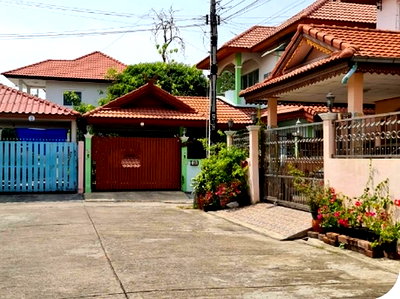 Houses for sale Bangkok : FOR SALE  HOUSE PROPERTY  3311000 BAHT.