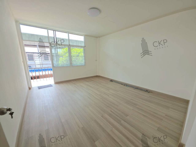 รูป ขาย ทาวน์เฮาส์รีโนเวทใหม่พร้อมอยู่ในซอยรัชดา 32 บนทำเลใจกลางเมือง เดินทางสะดวกใกล้ถนนรัชดาภิเษก ลาดพร้าว และ MRT ภาวนา | รหัส 93353 - รูปที่ 10/22