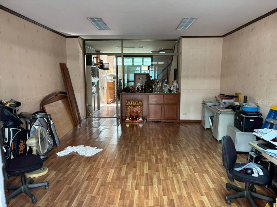 รูป ขายด่วนต่ำกว่าราคาประเมิน ประหยัดไปล้านกว่า โฮมออฟฟิศ 4 ชั้น ขนาด 19.2 ตรว.  - รูปที่ 5/6