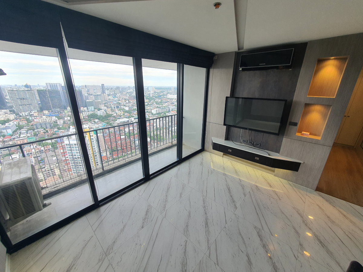 รูป สูงที่สุดในลาดพร้าว คอนโดหรู 51.9 ตรม. ชั้น 44, วิวเหนือทุกตึก จับจองด่วน, ดิ อิสสระ ลาดพร้าว, เดินเพียง 400 เมตร. ถึง MRT ลาดพร้าว, Rare Unit ทำเลทอง - รูปที่ 2/45