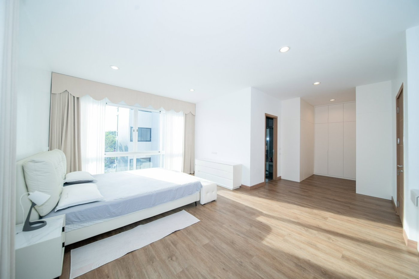 รูป เพียง 200 เมตรจากปากซอย ! บ้านใหม่ หลังมุม 84 ตร.วา ! ขายบ้านเดี่ยวหรู 3 ชั้นพร้อมลิฟต์พรีเมียม ย่านพระราม 9 ซอย 55 ! 4 นอน 5 น้ำ 4 จอด พร้อมห้องแม่บ้าน !ใกล้เดอะไนท์ , รพ.สมิตติเวช และโรงเรียนนานาชาติ ไบร์ตัน ,เวลลิงตัน ! ด่วนมาก - รูปที่ 13/18