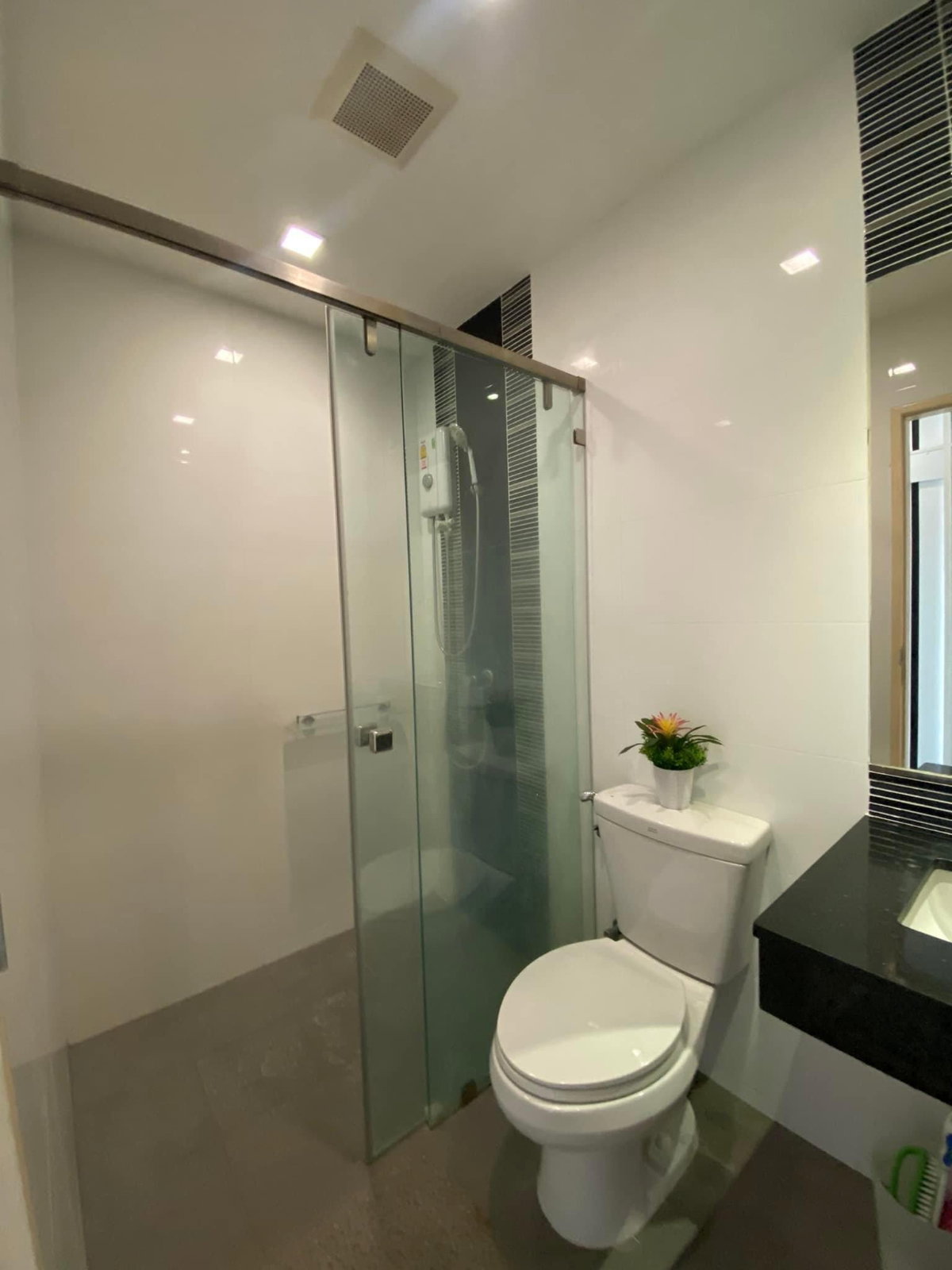 Investor unit for sale with tenant - image 4