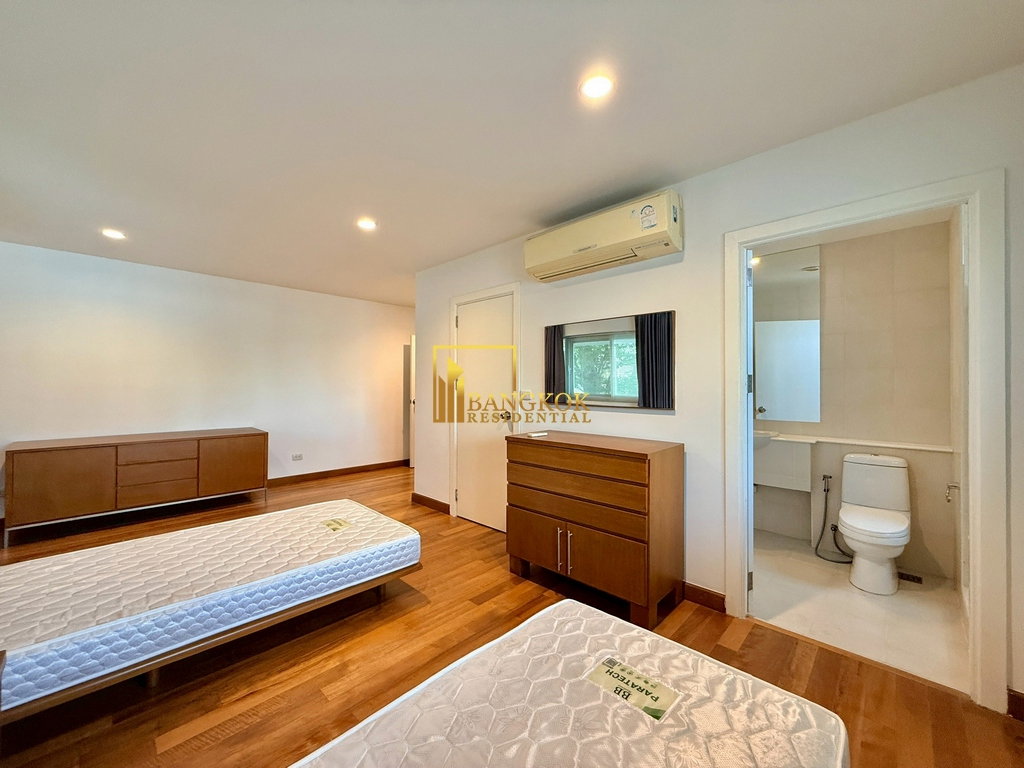 รูป Very Spacious 4 Bedroom House For Rent in Ekkamai Area - BR8448SH - รูปที่ 25/39