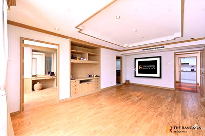 Condos for sale : 💎 Rare Unit! Spacious Room at Somkid Gardens, near Central Chidlom and BTS Chidlom 🚆