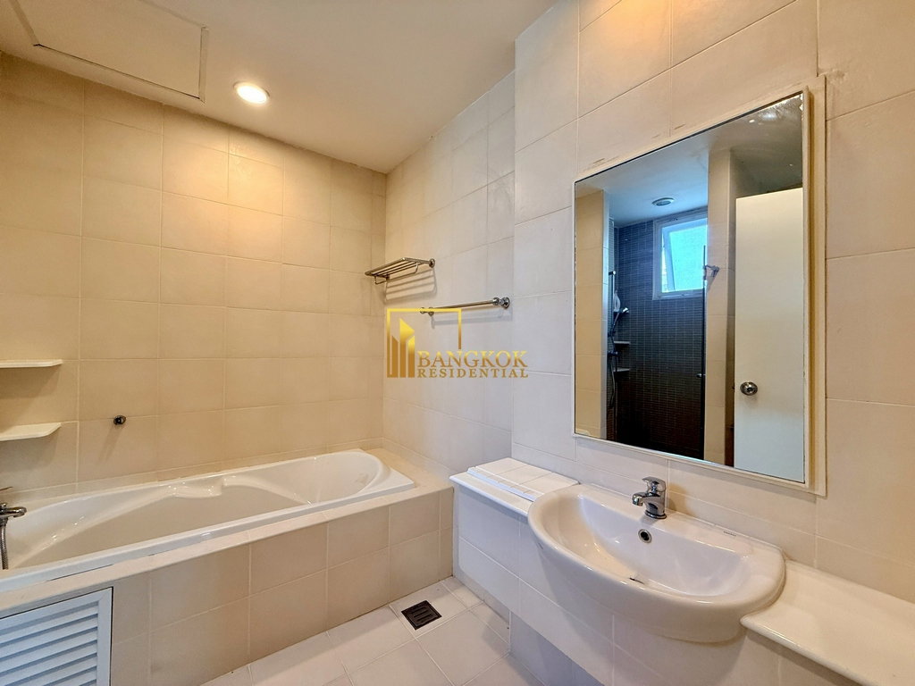 รูป Very Spacious 4 Bedroom House For Rent in Ekkamai Area - BR8448SH - รูปที่ 30/39