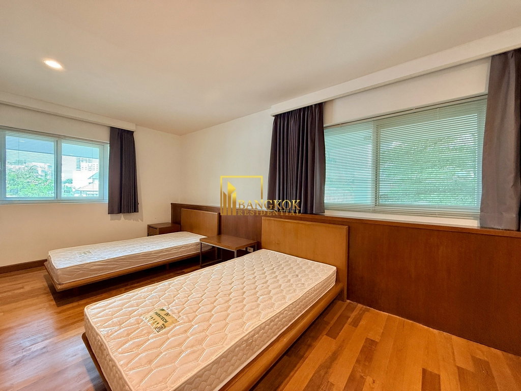 รูป Very Spacious 4 Bedroom House For Rent in Ekkamai Area - BR8448SH - รูปที่ 24/39