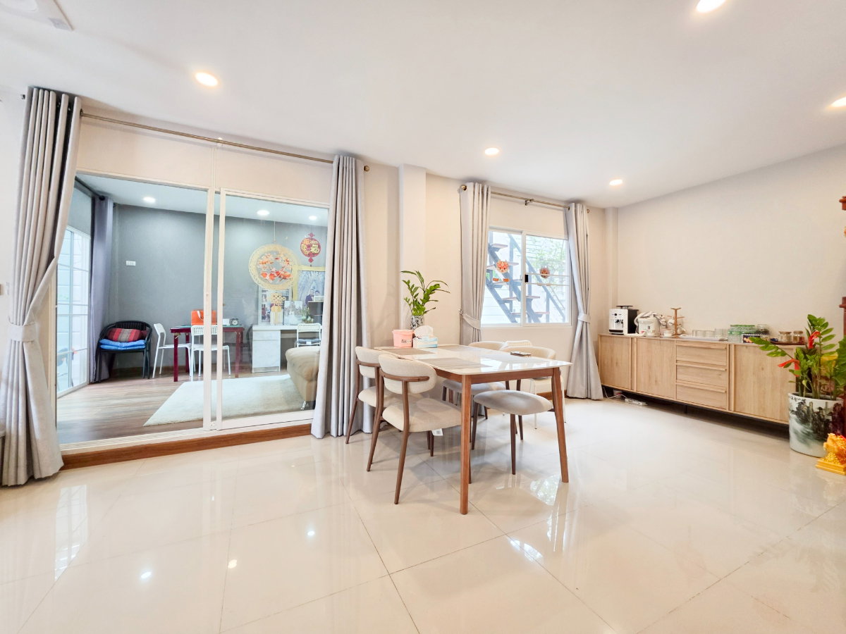 รูป บ้านเดี่ยว หลังมุม พื้นที่กว้าง หมู่บ้าน เซนโทร วัชรพล เปลี่ยนพื้นชั้น 2 ใหม่ทั้งหมด ต่อเติมห้องด้านข้าง พร้อมพื้นที่สวน และพื้นที่ชมวิว - รูปที่ 6/27