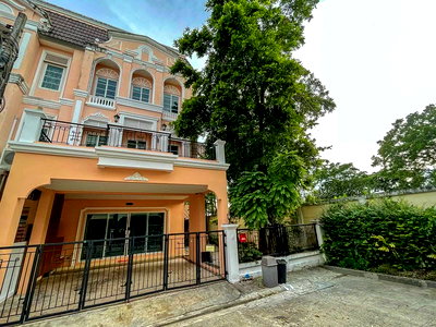 Townhouses for rent Bangkok : Townhouse for Rent: Urban Sathorn-Ratchaphruek (Corner unit with private garden, newly renovated, like new condition)