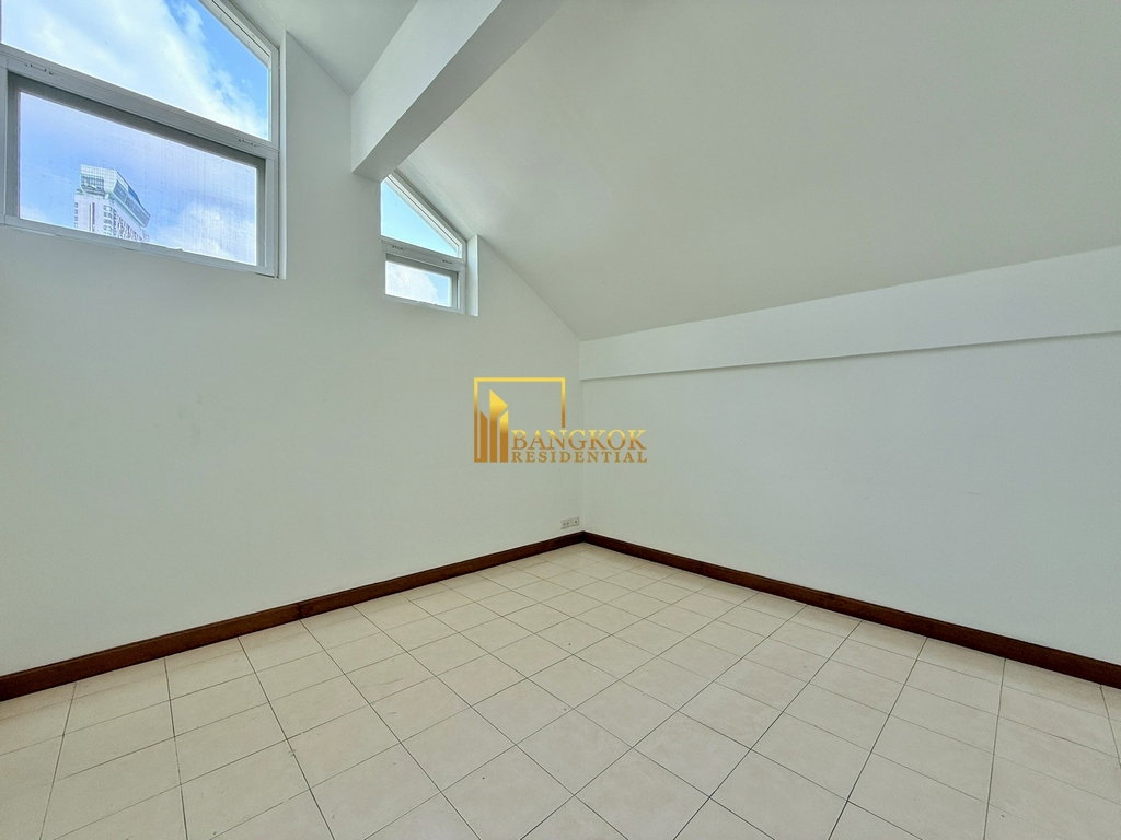 รูป Very Spacious 4 Bedroom House For Rent in Ekkamai Area - BR8448SH - รูปที่ 32/39