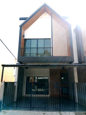 เช่าทาวน์โฮม ถนนนราธิวาสราชนครินทร์ : 🏡 ทาวน์โฮม 4 ห้องนอน สมุทรสาคร รีโนเวทใหม่ จอดรถ 2 คัน | ดี พลัส