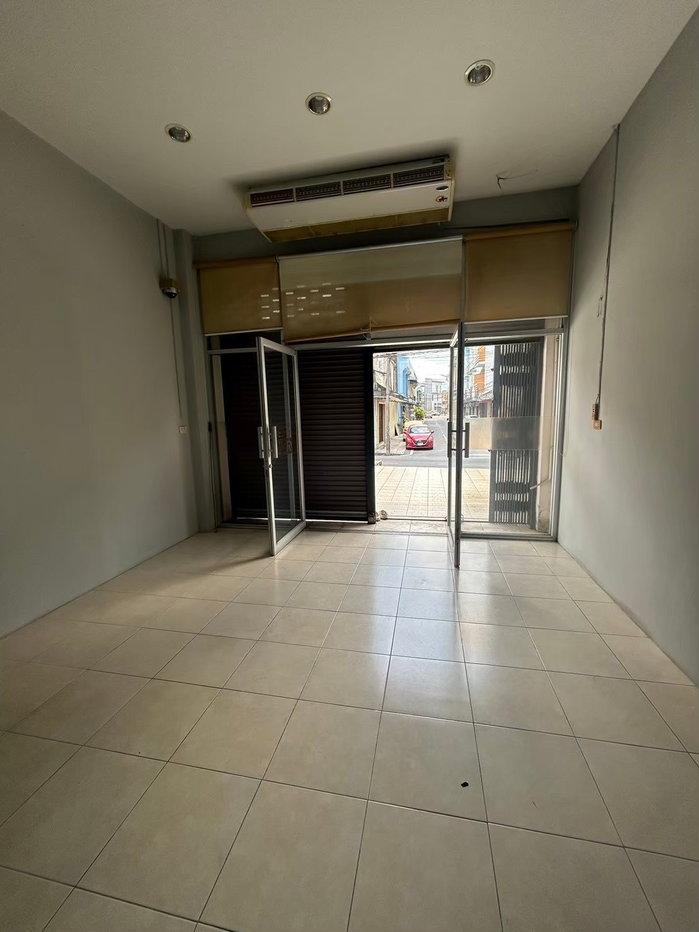 รูป ให้เช่า อาคารพาณิชย์ 4 ชั้น หน้า ญว 3 ห้องใหญ่ 2 ห้องเล็กมี แอร์ 4 ตัว เช่า 18,000 บาท/เดือน - รูปที่ 2/9