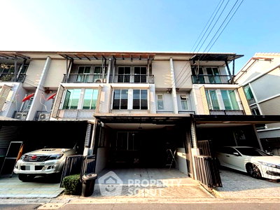 Townhouses for rent Bangkok : 3-BR Townhouse in Chorakhe Bua (ID 2006748)